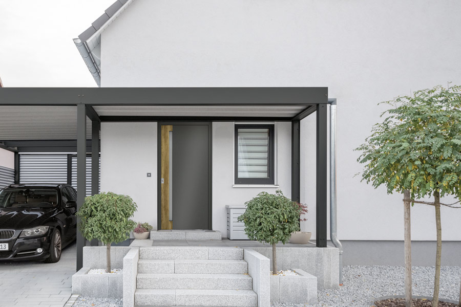  Farbtrends für Haustüren: graue Oberflächen, Holz und schwarzer Türgriff