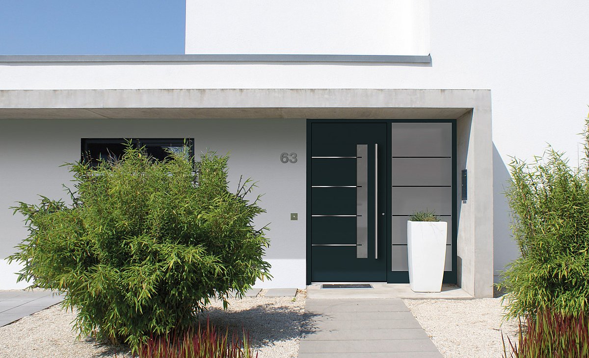 graue Haustür mit Zierstreifen aus Edelstahl und fast blickdichtem Seitenteil aus Glas