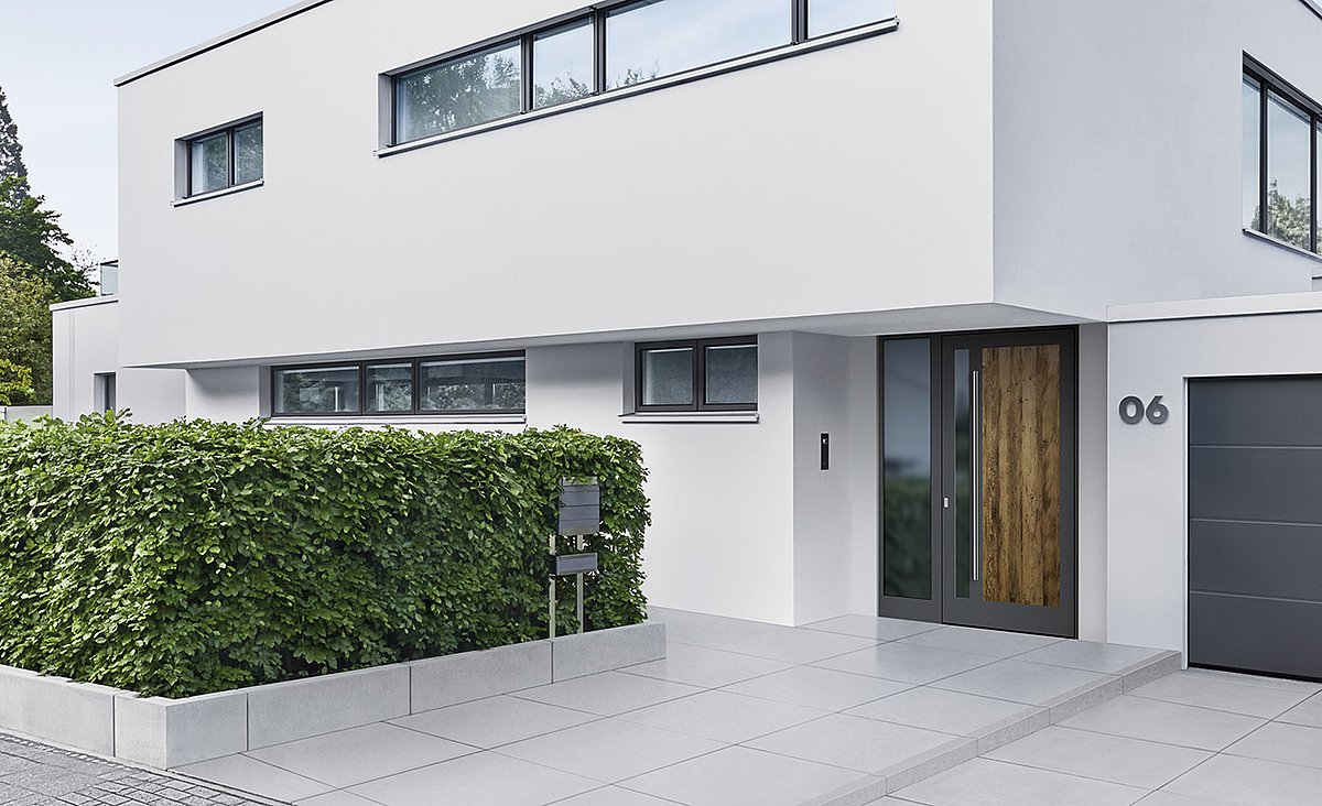 Haustür im modernen, trendigen Stil: natürliche Oberfläche aus Echtholz
